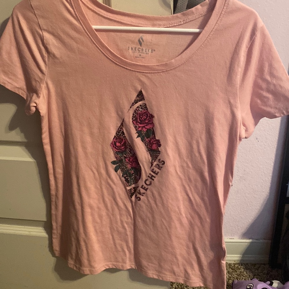 sketchers pink shirt